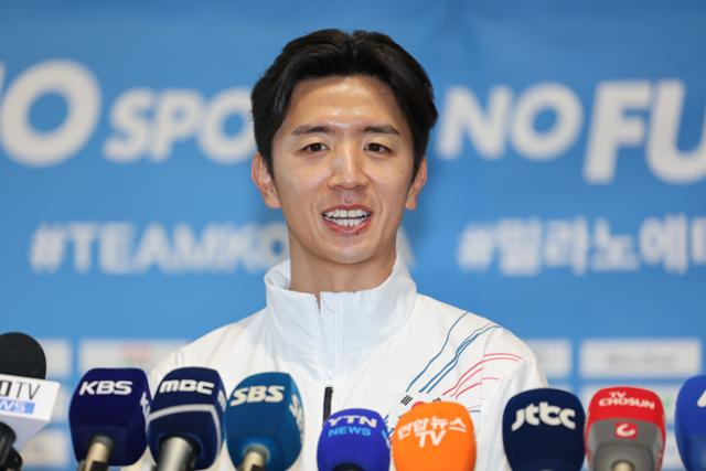 최두진이 지난달 30일 인천공항에서 2026 밀라노·코르티나담페초 동계올림픽이 열리는 이탈리아로 출국하기 전 언론과 인터뷰하고 있다. 연합뉴스