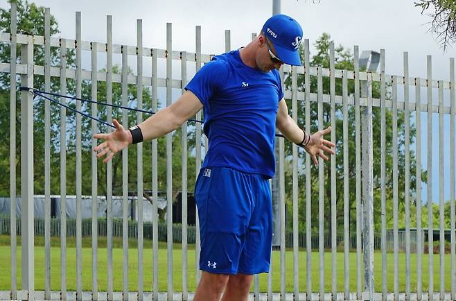 ▲ 삼성 라이온즈의 2026시즌 새 외국인 투수였던 맷 매닝이 부상에 부딪혔다. 지난 24일 일본 오키나와 온나손 아카마 구장에서 열린 한화 이글스와의 경기에 선발 등판해 부진한 뒤 오른쪽 팔꿈치에 통증을 느꼈다. 한국으로 귀국해 정밀 검진을 받은 결과 팔꿈치 인대 손상이 심해 수술이 필요하다는 소견이 나왔다. 이종열 삼성 단장은 오키나와에 머물다 급거 귀국했고, 새 외인 투수를 알아보는 중이다. ⓒ삼성 라이온즈