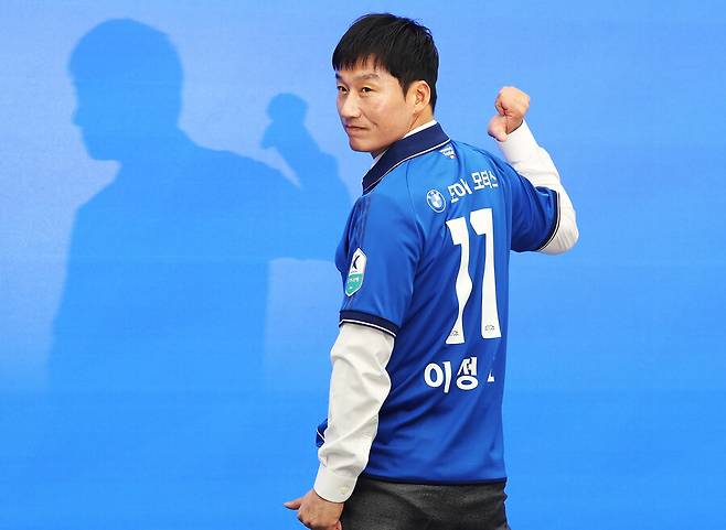 ▲ 프로축구 K리그2 수원 삼성 블루윙즈 이정효 신임 감독이 2일 경기도 수원시 권선구 도이치오토월드에서 열린 취임식에서 포즈를 취하고 있다. ⓒ 연합뉴스