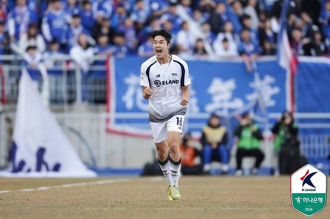 ▲ 28일 수원월드컵경기장에서 수원삼성과 서울이랜드의 하나은행 K리그2 2026 1라운드가 열렸다. 이랜드 박재용에게 선제 실점을 내줬던 수원은 박현빈과 강현묵의 연속골로 개막전을 2-1로 이겼다. ⓒ 한국프로축구연맹