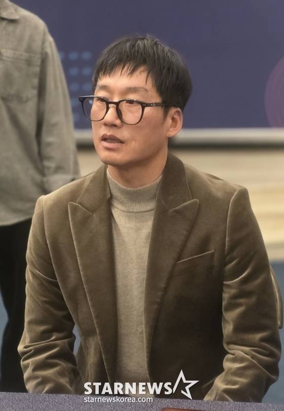 25일 서울 서대문구 스위스 그랜드 호텔에서 열리는 하나은행 K리그2 2026 개막 미디어데이를 앞두고 취재진과 만난 이정효 수원 삼성 감독. /사진=김명석 기자