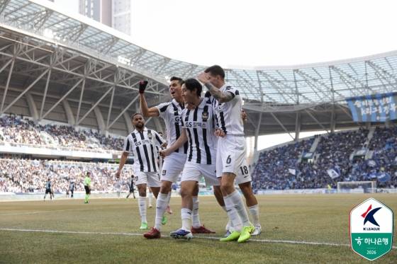 FC서울 선수들이 28일 인천축구전용경기장에서 열린 '하나은행 K리그1 2026' 개막전에서 선제골을 넣고 기뻐하고 있다. /사진=한국프로축구연맹 제공