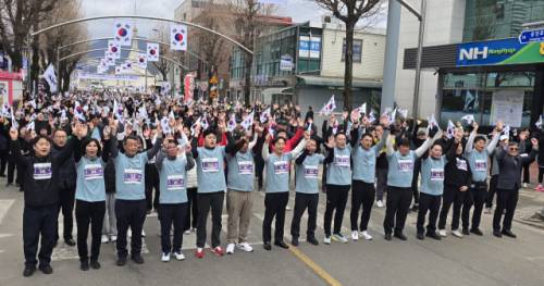 ◇제27회 화천군민건강달리기대회가 1일 화천시내 일원에서 열린 가운데 주민과 군인 등 참가자들이 107주년 삼일절을 기념하며 만세삼창을 하고 있다. 화천=이무헌기자