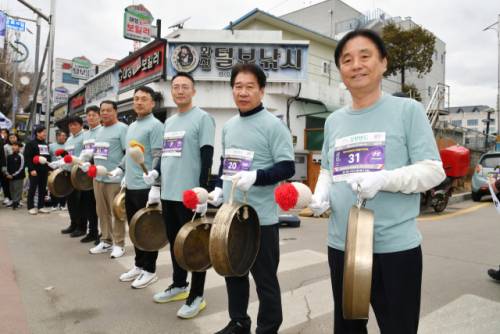 ◇제27회 화천군민건강달리기대회가 1일 화천시내 일원에서 열렸다. 107주년 삼일절을 기념해 이뤄진 열린 이날 행사에는 주민과 군인 등 2,000여명이 함께하는 대화합 레이스로 펼쳐졌다. 최문순 군수를 비롯한 내빈들이 출발 징을 울릴 준비를 하고 있다.