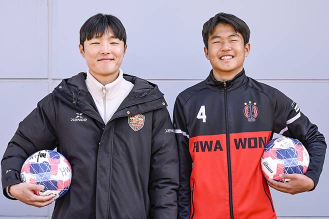 차범근 축구상을 받은 달성군청 유소년축구단 수비수 박성준(오른쪽)과 배대호 감독이 포즈를 취하고 있다.이현덕기자 lhd@yeongnam.com