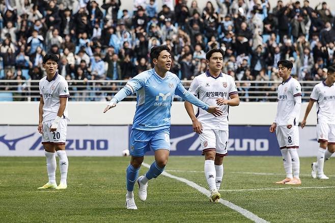 1일 대구iM뱅크파크에서 열린 K리그2 2026 1라운드에서 화성을 상대로 첫 골을 터뜨린 박대훈이 포효하고 있다.<대구FC 제공>