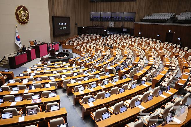 조정훈 국민의힘 의원이 1일 서울 여의도 국회에서 열린 제432회 국회(임시회) 제8차 본회의에서 국민투표법 전부개정법률안(대안) 수정안에 대해 무제한토론(필리버스터)을 하고 있다. 2026.3.1 ⓒ 뉴스1 신웅수 기자