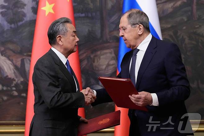 세르게이 라브로프 러시아 외무장관과 왕이 중국 외교부장이 1일(현지시간) 모스크바에서 회담을 마친 뒤 조인식에 참석해 악수를 하고 있다. 2025.04.02 ⓒ AFP=뉴스1
