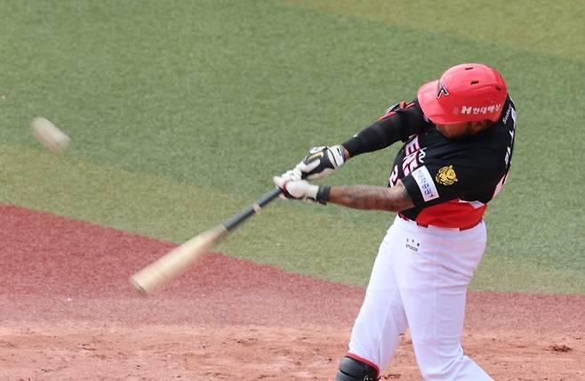 KIA 카스트로가 24일 일본 오키나와 가데나 구장에서 열린 2026 WBC 대표팀과 평가전에서 1회초 투런포를 터뜨리고 있다. 사진 | KIA 타이거즈