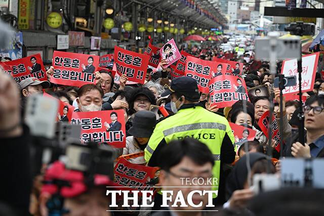 한동훈 전 국민의힘 대표가 지난달 27일 오후 대구 중구 서문시장을 찾은 가운데 지지자들이 한 전 대표를 응원하고 있다. /대구=박헌우 기자