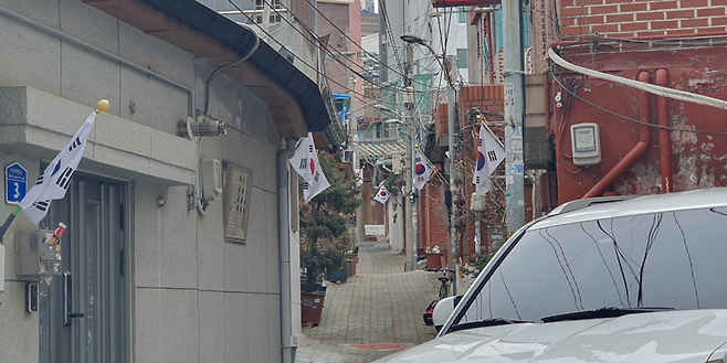 3·1절인 1일 서울 도심 한 주택가 골목에 태극기가 걸려 있다. 단독 주택은 아파트와 달리, 상당수가 태극기 달기 운동에 동참한 모습이다. 사진=최승한 기자