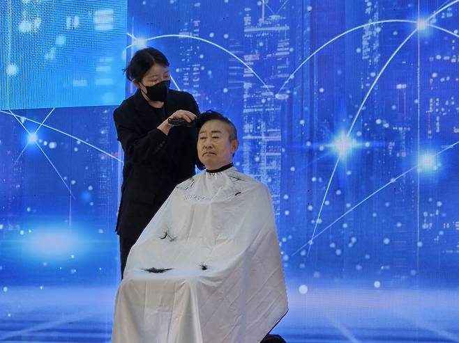 박범계 더불어민주당 국회의원이 지난달 28일 충남 천안에서 열린 저서 출판기념회에서 대전·충남 행정통합을 촉구하며 삭발을 하고 있다. 박범계 의원실 제공