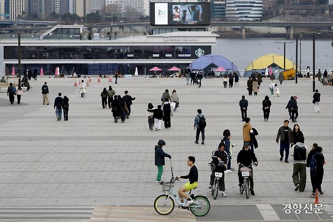완연한 봄 날씨를 보인 1일 서울 여의도 한강시민공원에서 시민들이 나들이를 즐기고 있다. 문재원 기자
