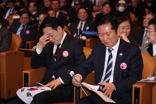 정청래 더불어민주당 대표(오른쪽)와 장동혁 국민의힘 대표가 1일 서울 코엑스에서 열린 3·1절 행사에 참석하고 있다. 청와대사진기자단