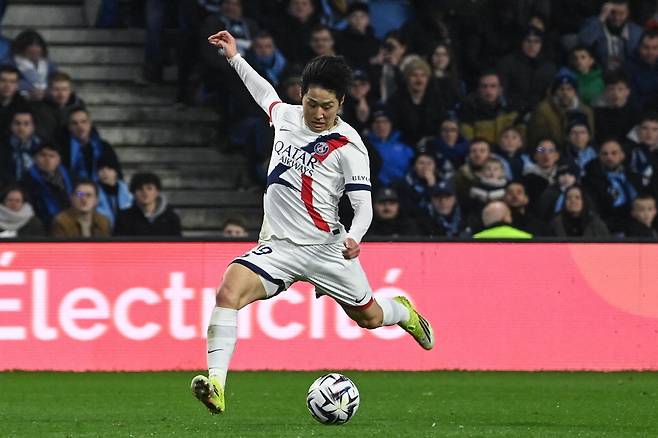 귀중한 1도움을 올리며 소속팀 파리 생제르맹(PSG)에 승리를 선물한 이강인이 패스를 하고 있다. AFP연합뉴스
