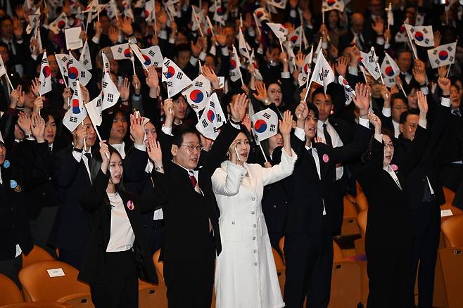 이재명 대통령과 김혜경 여사가 1일 서울 강남구 코엑스에서 열린 제107주년 3·1절 기념식에서 만세 삼창을 하고 있다. 김호영 기자