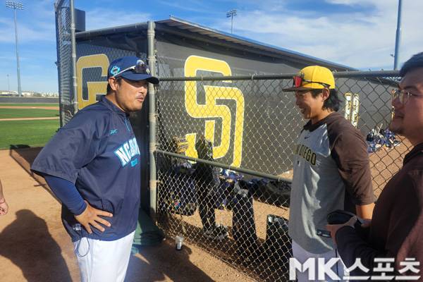 이호준 NC 감독이 샌디에이고 내야수 송성문과 얘기를 나누고 있다. 사진(美 피오리아)= 김재호 특파원