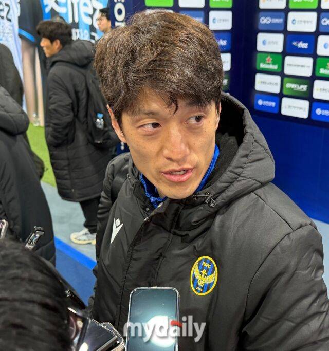 28일에 펼쳐진 인천 유나이티드와 FC서울의 경기 후 취재진과 만난 이청용/최병진 기자