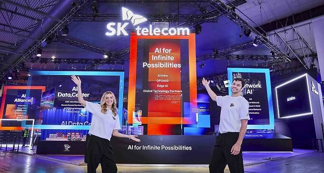 SK텔레콤이 오는 2일(현지시각) 스페인 바르셀로나에서 개막하는 MWC26에서 AI 인프라·모델·서비스 전반을 아우르는 ‘풀스택(Full-Stack) AI’ 경쟁력을 선보인다. 사진은 SKT 전시관에서 포즈를 취하고 있는 모델의 모습. SK텔레콤 제공