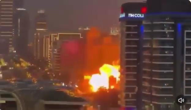 미국과 이스라엘의 공습에 대한 이란의 반격으로 28~1일(현지시간) 아랍에미리트(UAE) 두바이의 한 호텔 인근에 미사일 파편 또는 오폭에 의한 폭발이 일어났다. SNS 캡처