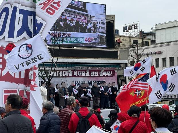 1일 오전 서울 중구 서울역 4번 출구 인근에서 열린 천만인운동본부 ‘3·1절 기념대회’에서 집회 참가자들이 발언하고 있다. 신지민 기자