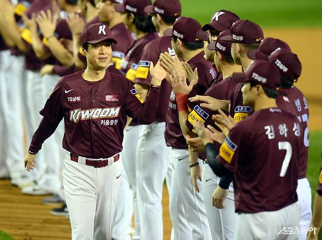 키움 수석코치 시절의 허문회 전 롯데 감독. 허 전 감독은 키움서 박병호, 강정호, 김하성, 이정후, 김혜성, 송성문 등 메이저리그 진출 선수의 성장을 도왔다. 스포츠동아DB