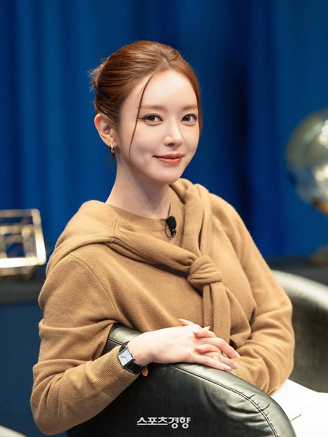 ‘지적인 잡담’ 진행을 맡은 AOA 출신 초아. 본인 인스타그램 계정