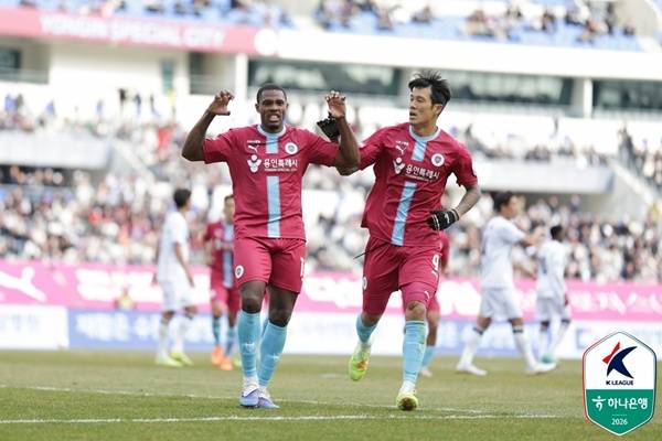 가브리엘과 석현준 / 사진=한국프로축구연맹 제공