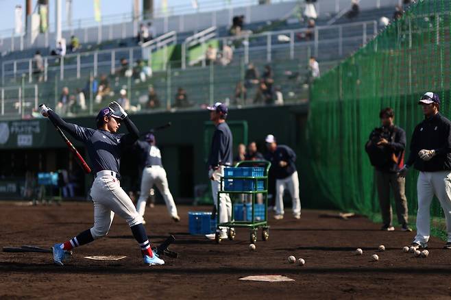 ▲ 롯데 자이언츠 선수들이 일본 미야자키현 미야코노조 구장에서 열린 치바롯데 마린스와 연습경기에 앞서 훈련에 임하고 있다. ⓒ롯데 자이언츠