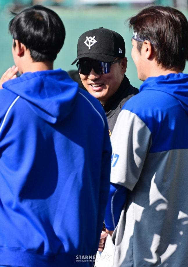 삼성 라이온즈가 28일 일본 오키나와현 나하의 셀룰러 스타티움에서 요미우리와 연습경기를 가졌다. 이승엽 요미우리 코치가 삼성 후배들을 찾아와 격려하고 있다. /사진=김진경 대기자