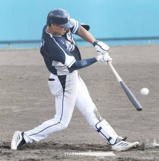 WBC 한국 야구 대표팀이 21일 일본 오키나와현 야에세 고친다 구장에서 한화 이글스와 연습경기를 가졌다. 대표팀 김주원이 7회초 무사 1,2루에서 역전 3점 홈런을 날리고 있다. /사진=김진경 대기자