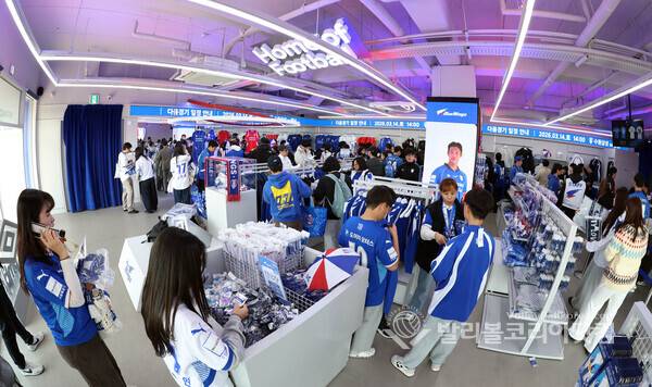 2월 28일 K리그2 수원삼성vs서울이랜드 수원 홈 개막전에 앞서 수원삼성 팬들이 '블루윙즈 오피셜 스토어'에 선수들의 유니폼등을 구입하기 위해 행렬이 이어졌다.2026.03.01.