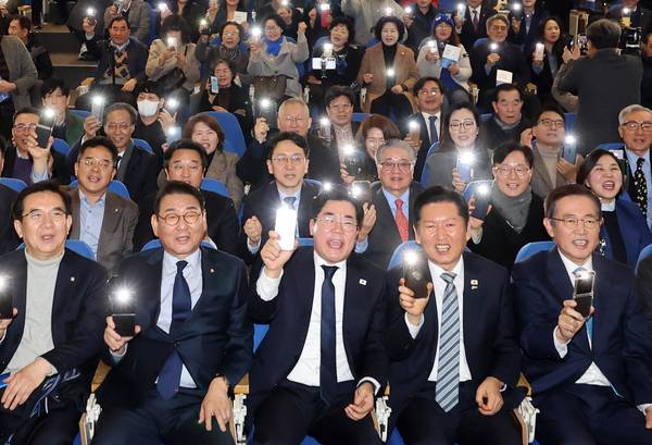 박찬대 더불어민주당 국회의원(앞줄 가운데)이 2일 인천 인하대 대강당에서 열린 출판기념회에서 정청래 당대표를 비롯한 주요 내빈들과 함께 기념 퍼포먼스를 선보이고 있다. 2026.3.2 /김용국기자 yong@kyeongin.com