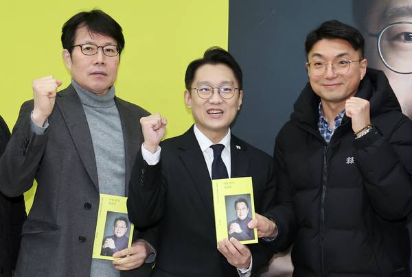 2일 김남준(가운데) 전 청와대 대변인이 인천시 계양구 경인교육대학교에서 가진 북 콘서트에서 참석자들과 기념촬영을 하고 있다. 2026.3.2 /김용국기자 yong@kyeongin.com