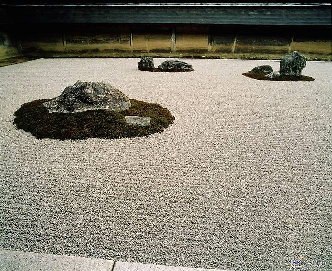 추앙적인 형태로 많은 생각을 하게 만드는 석정_일본관광청