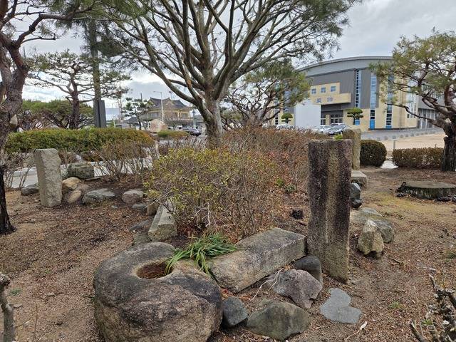 경주공고 교정 곳곳에 남아 있는 흥륜사지의 석재.