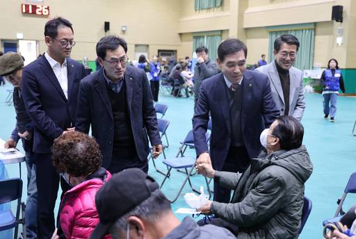 지난달 28일 박종탁 NH농협생명 부사장(왼쪽 두번째), 최상복 화도농협 조합장(왼쪽 세번째)이 검진받는 조합원을 살피고 있다./NH농협생명