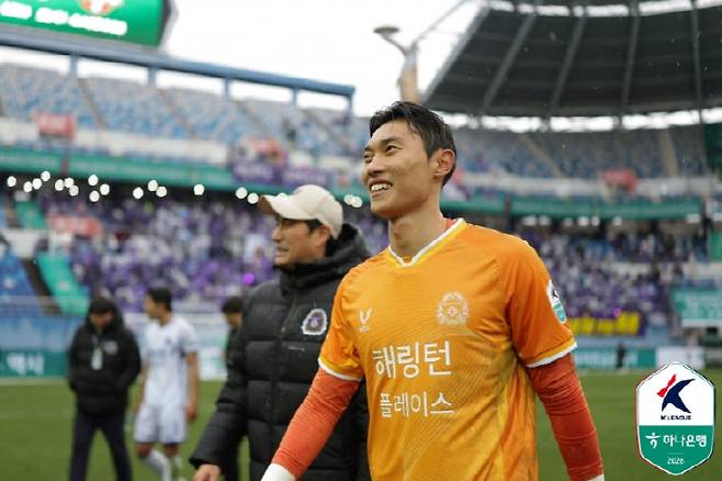 신들린 선방으로 팀을 패배 위기에서 구한 FC안양 골키퍼 김정훈. 사진=프로축구연맹