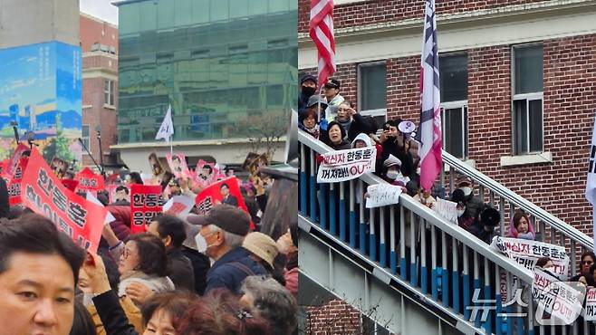 한동훈 전 국민의힘 대표가 서문시장을 방문한 지난달 27일 지지세력(좌)과 반대세력(우)이 모여있는 모습. 2026.2.27/뉴스1 ⓒ News1 박기현 기자