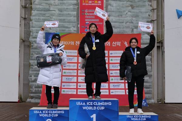 2월 27일(금)부터 28일(토)까지 대한산악연맹이 제107회 전국동계체육대회(산악-아이스클라이밍)가 경상북도 청송군 청송 아이스클라이밍 월드컵 경기장에서 개최됐으며, 리드 종목에 출전한 신운선(경기, 애스트로맨)이 전국동계체육대회 아이스클라이밍이 정식종목으로 채택된 이후 3년 연속 1위를 차지했다고 밝혔다.(여자 스피드 시상식). /사진=대한산악연맹