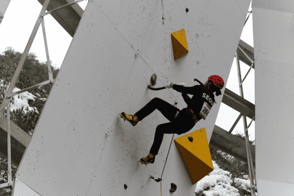 2월 27일(금)부터 28일(토)까지 대한산악연맹이 제107회 전국동계체육대회(산악-아이스클라이밍)가 경상북도 청송군 청송 아이스클라이밍 월드컵 경기장에서 개최됐으며, 리드 종목에 출전한 신운선(경기, 애스트로맨)이 전국동계체육대회 아이스클라이밍이 정식종목으로 채택된 이후 3년 연속 1위를 차지했다고 밝혔다.(리드를 등반하는 선수). /사진=대한산악연맹