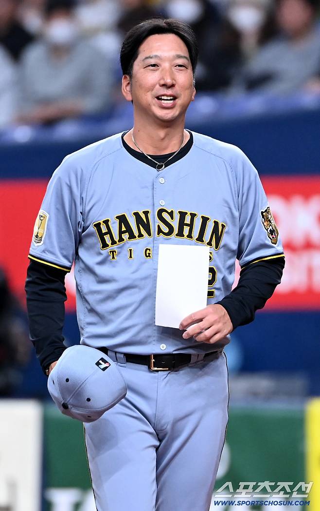 2일 일본 오사카 교세라돔에서 열린 WBC(월드베이스볼클래식) 한국 대표팀과 한신 타이거즈의 경기, 한신 후지카와 규지 감독이 류지현 감독과 라인업을 교환하고 있다. 오사카(일본)=허상욱 기자wook@sportschosun.com/2026.03.02/