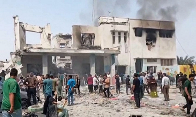 미국과 이스라엘의 소행으로 추정되는 공습으로 이란의 한 여자 초등학교에서 165명에 달하는 인명 피해가 발생했다.ⓒ연합뉴스