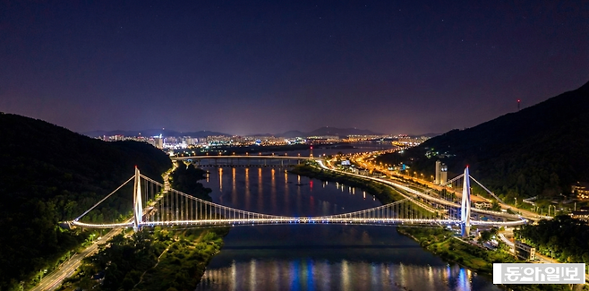 하남시 배알미동과 남양주시 와부읍 팔당리를 잇는 길이 530m의 친환경 출렁다리 야경 조감도. 하남시 제공