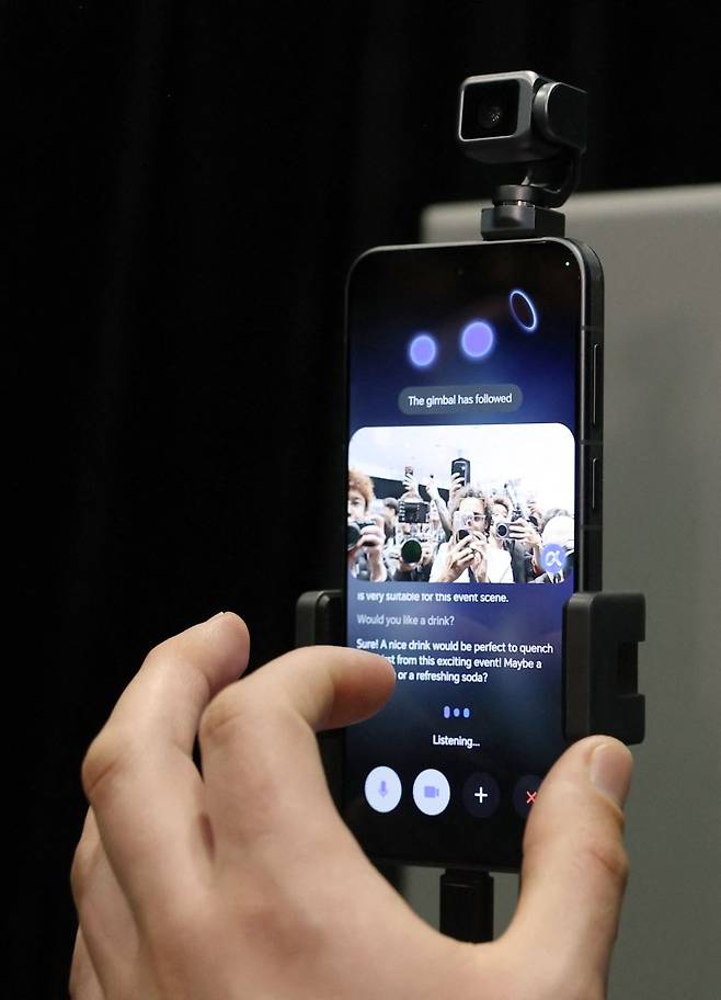 중국의 휴대폰 제조업체 아너는 이날 MWC 전시장에서 인공지능(AI) 기반 '로봇 폰'을 공개했다. 공동취재단·AFP연합뉴스