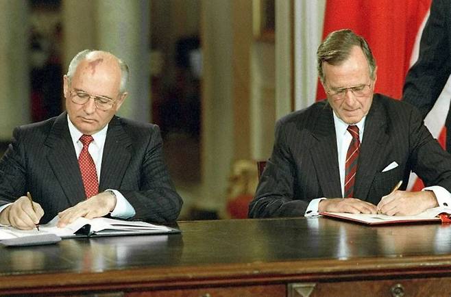 지난 1991년 7월 31일 조지 H. W. 부시 미국 대통령과 미하일 고르바초프 소련 대통령이 전략 핵무기 감축을 위한 협정(제1차 전략무기감축협정, START I)에 역사적인 서명을 하고 있다. 34년 7개월 뒤 지금, 세계는 다시 '통제 불능'의 핵 경쟁 시대로 회귀하고 있다. 미국 국립기록관리청(NARA)