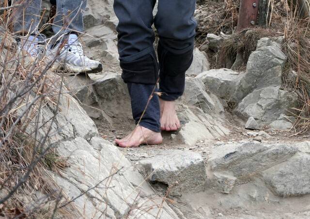 송영길 전 더불어민주당 대표가 2일 인천 계양구에 있는 계양산을 맨발로 오르고 있다. 송영길 전 대표 페이스북 갈무리