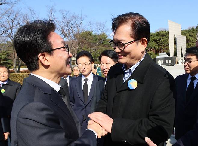 김민석 국무총리가 28일 대구 달서구 2·28 민주운동 기념탑에서 참배를 마친 뒤 더불어민주당 송영길 전 대표와 악수하고 있다. 연합뉴스.