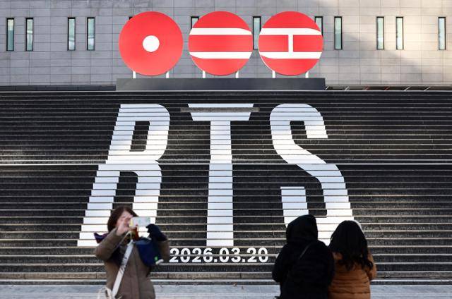 서울 종로구 세종문화회관 계단에 방탄소년단(BTS)의 정규 5집 컴백을 알리는 홍보물이 설치되어 있다. 뉴스1