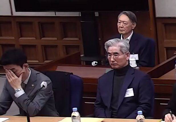 윤석열(오른쪽 위) 전 대통령이 서울중앙지방법원에서 열린 내란 우두머리 혐의 사건 1심 선고기일에서 지귀연 부장판사의 판결문을 듣고 있다. 법원은 내란 우두머리 혐의로 기소된 윤 전 대통령에게 무기징역을 선고했다. 오른쪽 아래는 김용현 전 국방부 장관. 서울중앙지법 제공